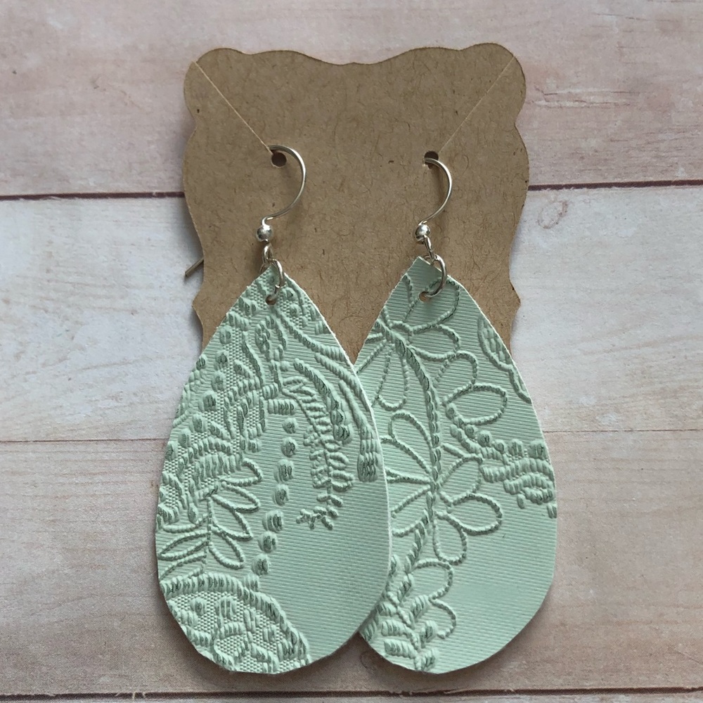 NWT Handcut textured mint green teardrop earrings